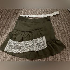 Mini skirt olive color, with lace design